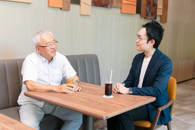 インタビュー中の入居者様と編集長小菅