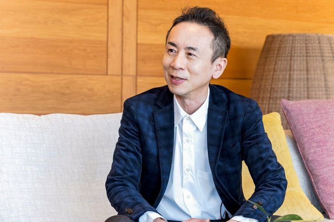 インタビュー中の丸山さん
