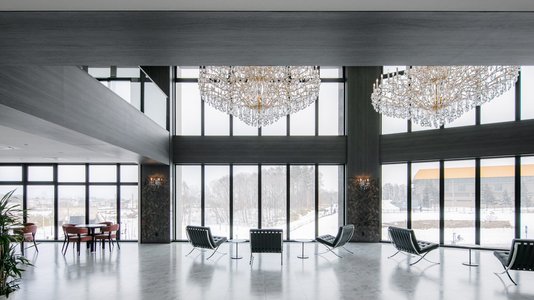 雄大な自然とスポーツの活気溢れる、充実のシニアライフ