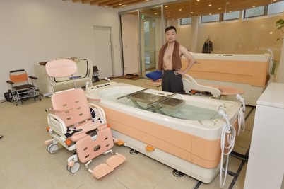 寝たきりでもお風呂を楽しみたい 最新の介護用特殊浴槽にライターが入ってみた Tayorini By Lifull介護