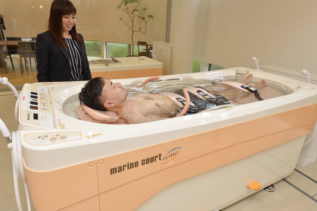 寝たきりでもお風呂を楽しみたい！最新の介護用特殊浴槽にライターが