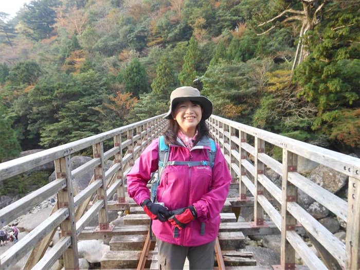 ハイキングを楽しむ母