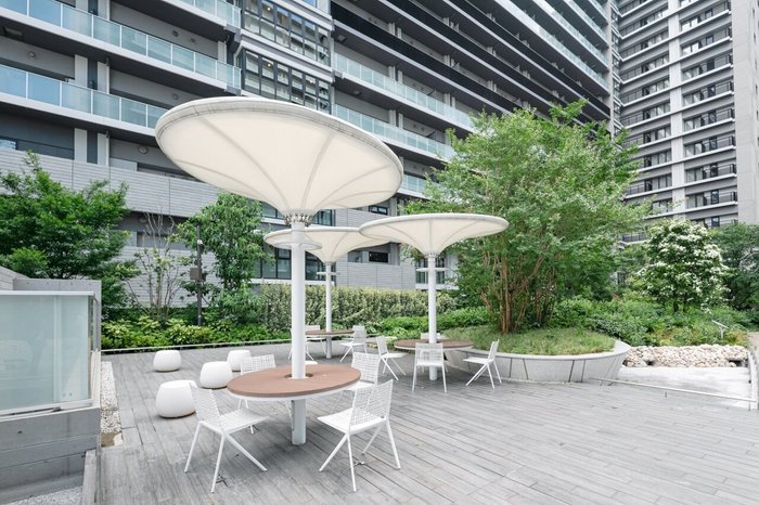 レジデンス前のテラス