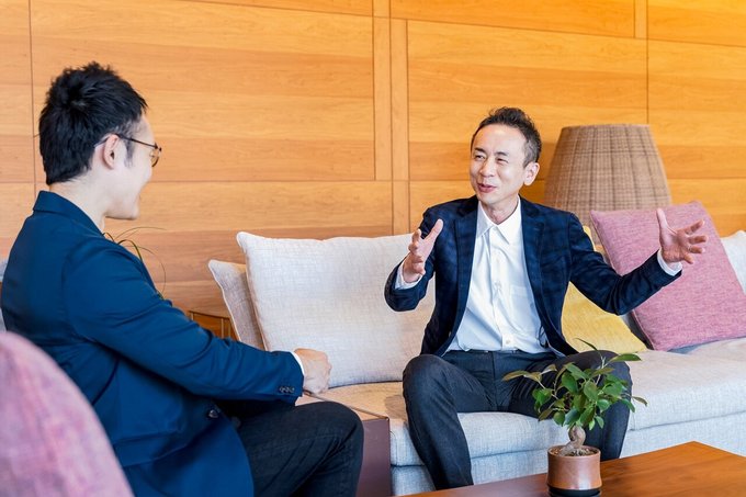 インタビュー中の編集長小菅と丸山さん