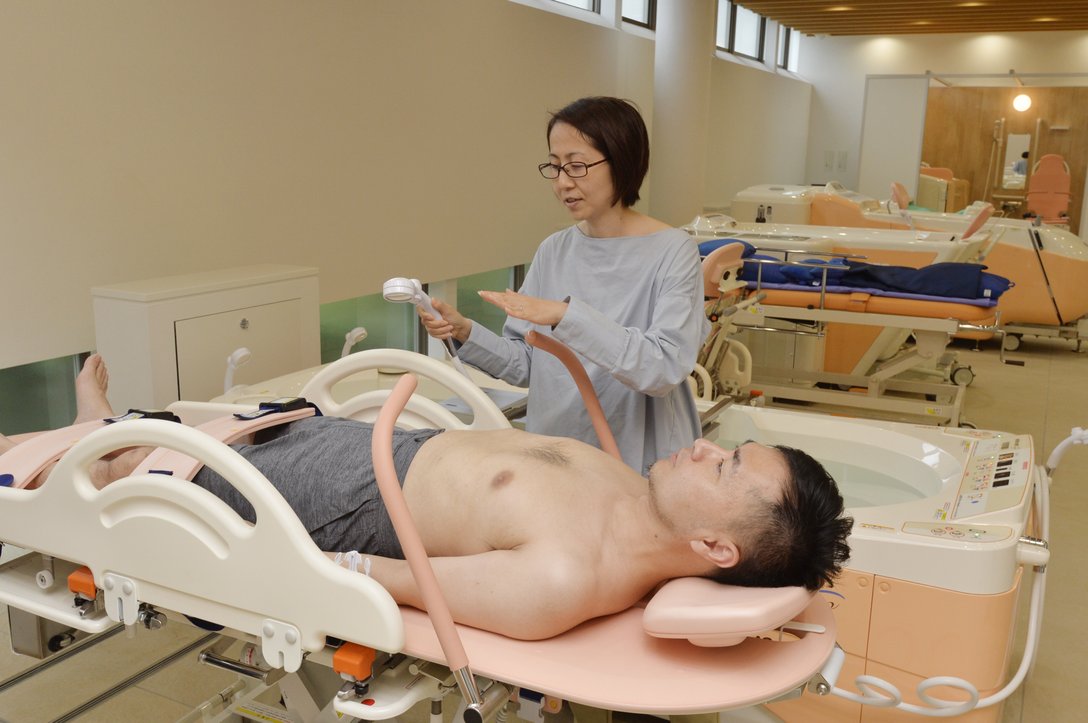 寝たきりでもお風呂を楽しみたい！最新の介護用特殊浴槽にライターが