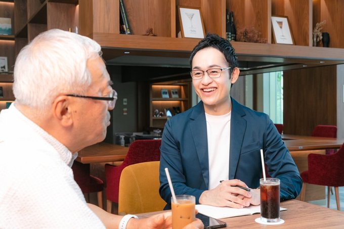 インタビュー中の編集長小菅