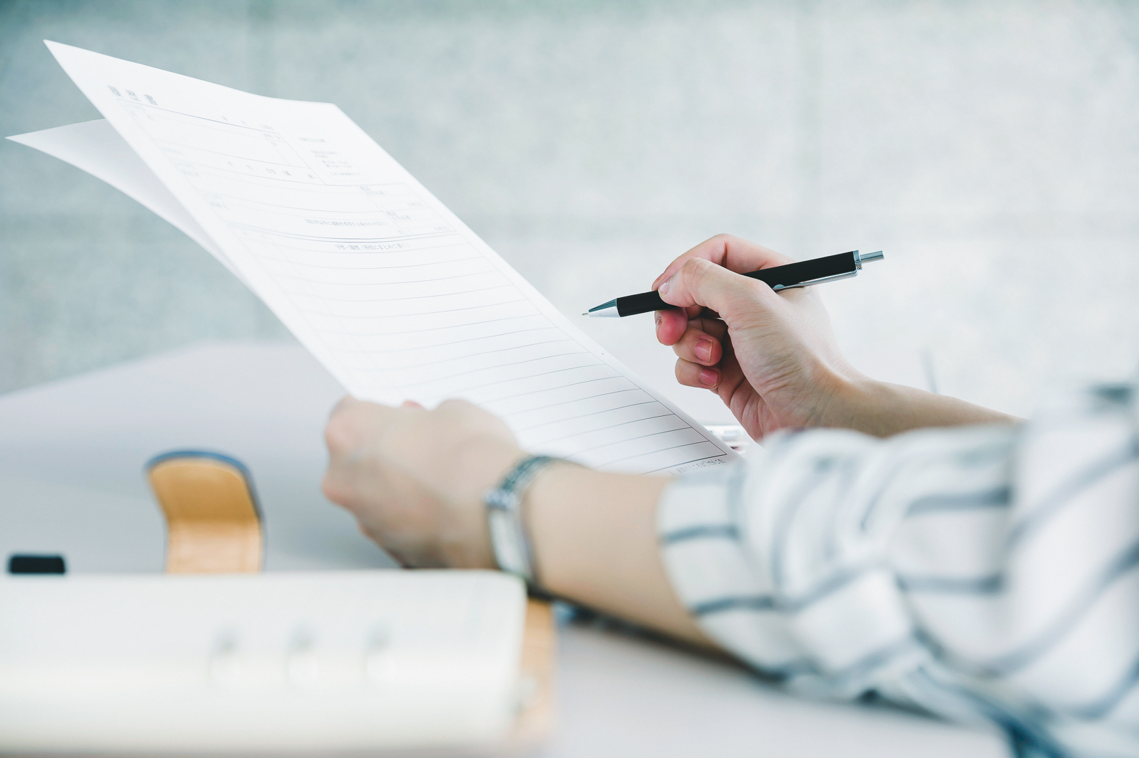 要介護認定の申請をする様子