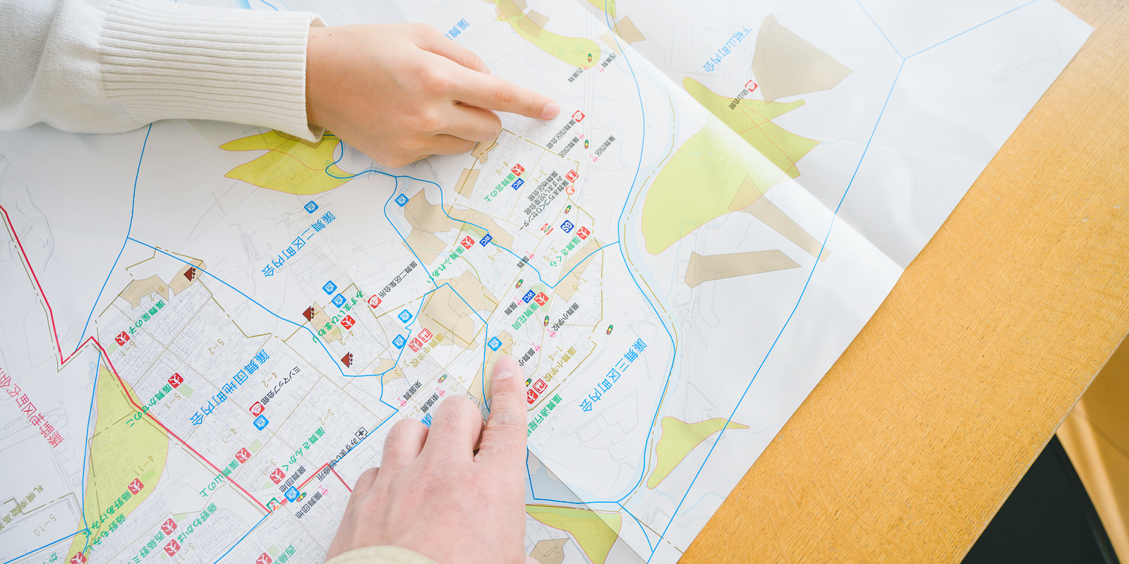 地図を広げエリアを検討している様子