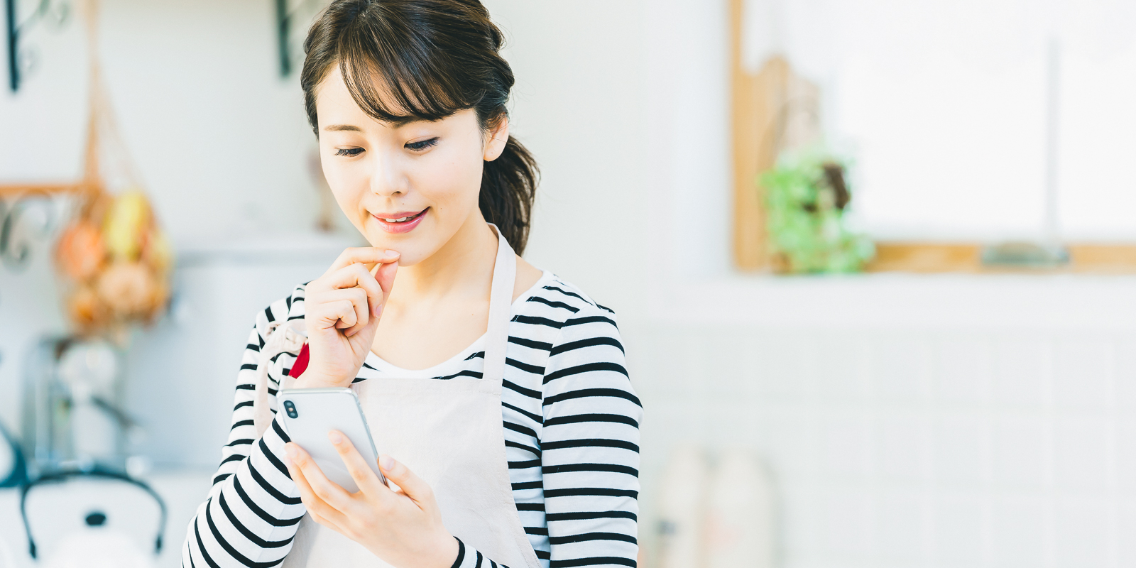 スマートフォンで施設を探す様子