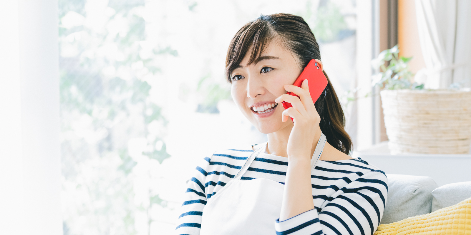 スマートフォンで見学の申込をしている様子