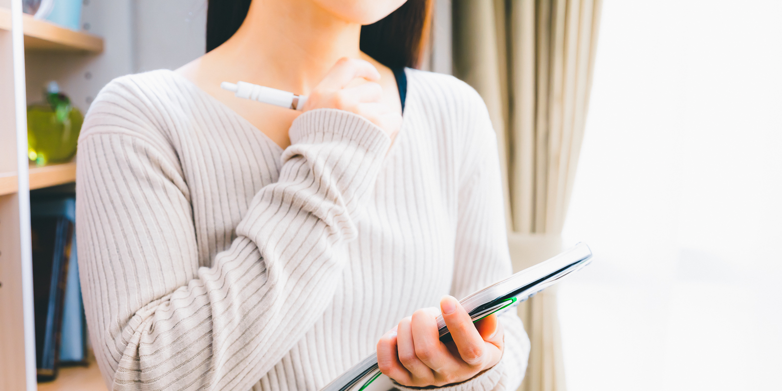 質問リストをノートにまとめている様子