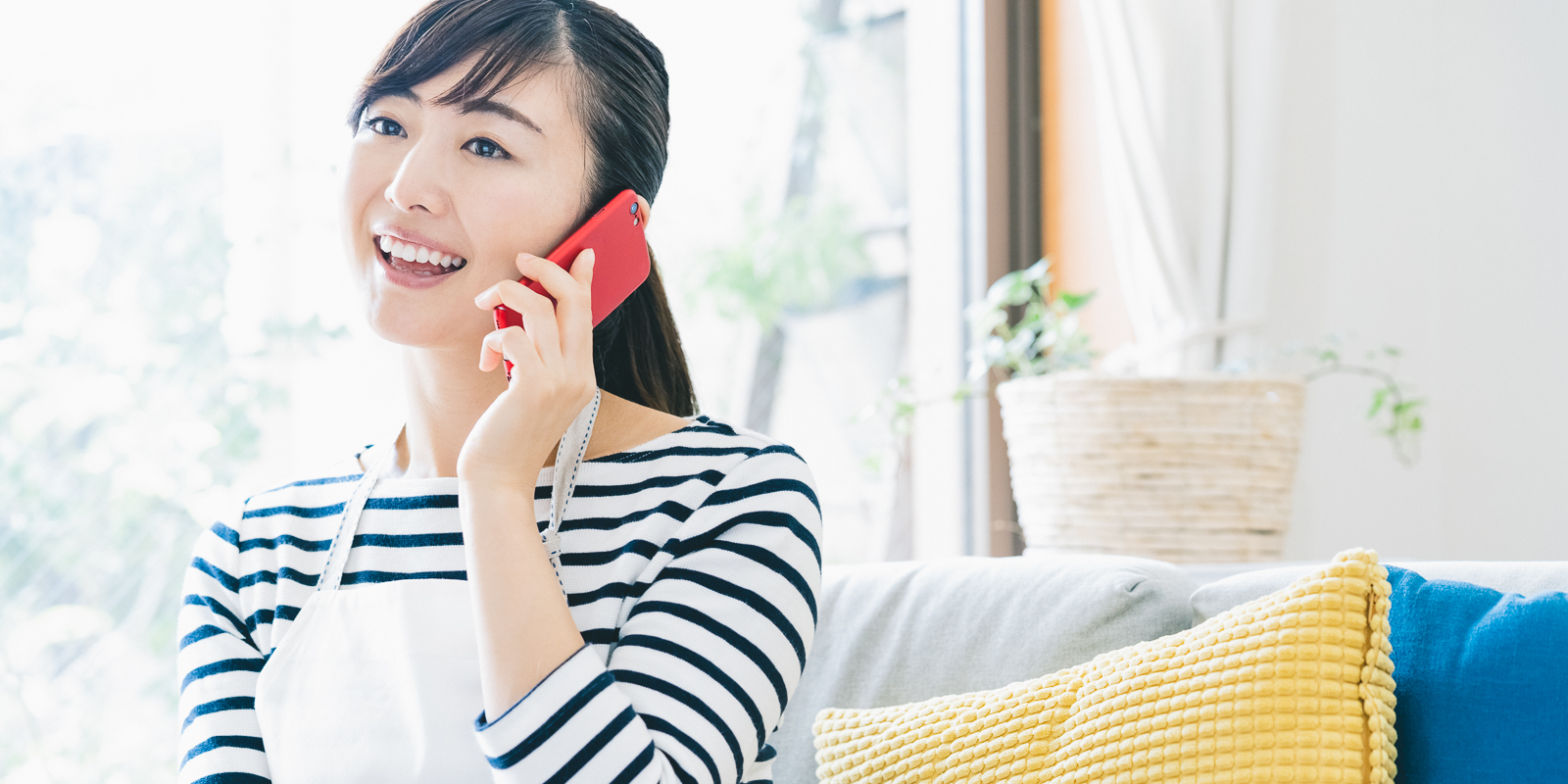 スマートフォンで入居の申込をする様子