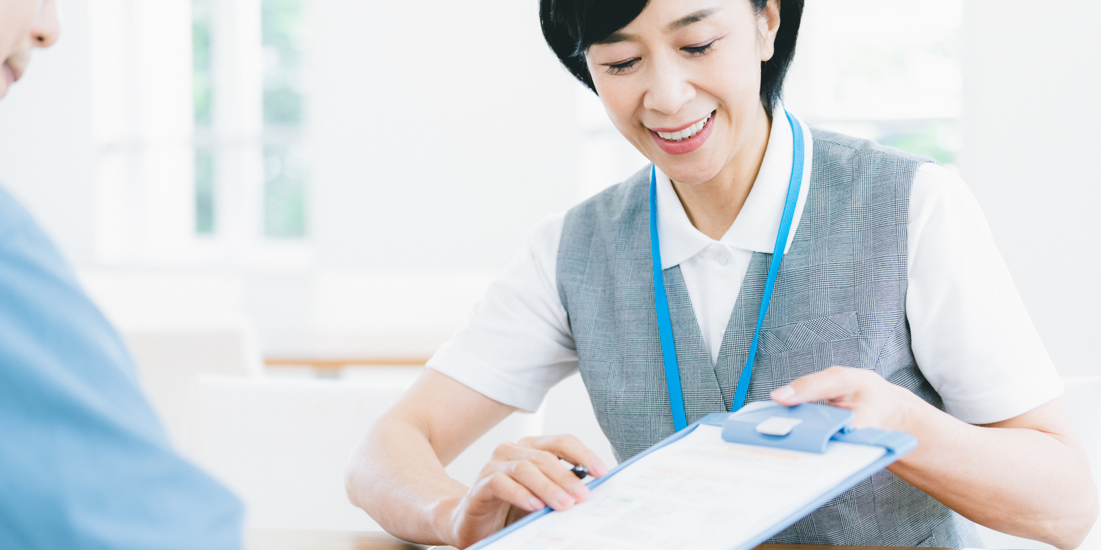 施設スタッフから契約書の説明を受ける様子